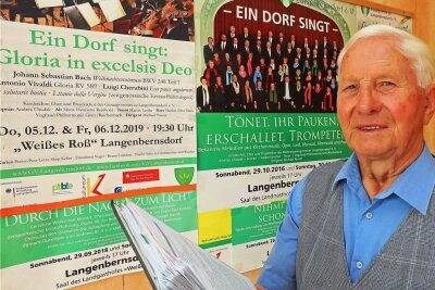 84-Jähriger wechselt von Bühne zu Gästen - Alfons Zech in seinem Haus in Langenbernsdorf. Dort zieren im Wintergarten einige der Plakate von den Konzerten des Gesangsvereins die Wände. 