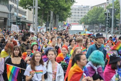 Regenbogenfahnen überwiegen beim Christopher Street Day. So auch bei der Demonstration im vergangenen Jahr, zur zehnten Ausgabe des CSD in Chemnitz.