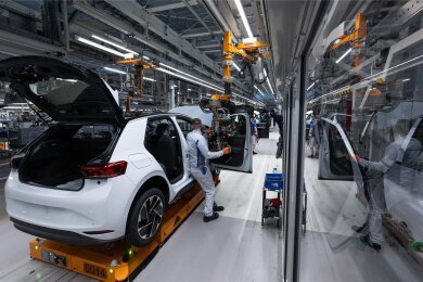 Ein Modell der neuen Generation des ID.3 wird im Zwickauer VW-Werk montiert. Fahrzeuge für den chinesischen Markt werden hier aber nicht gebaut.