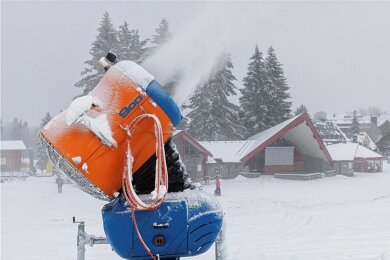 Ohne Schneekanone geht nichts: Wie hier am Fichtelberg werden viele Skihänge im Erzgebirge technisch beschneit. In Bayern fordern Naturschützer wegen Klima- und Energiekrise den Verzicht auf Kunstschnee. 