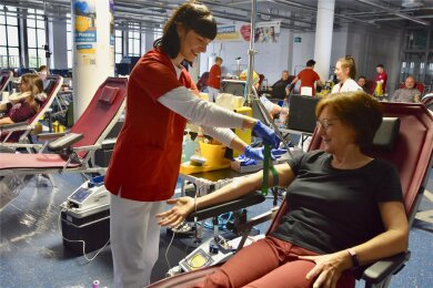 Anja Richter hat sich am Samstag bereits zum 32. Mal Blut abnehmen lassen. Krankenschwester Nadin Laich betreute sie dabei.