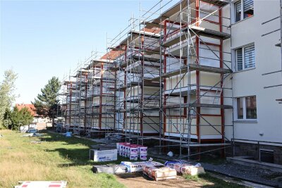Die Mieter im Gartenweg 34 bis 38 in Werdau können sich über neue Balkone freuen.