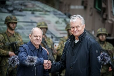 Bundeskanzler Olaf Scholz (l, SPD) und der litauische Staatspräsident Gitanas Naueda bei einem Besuch der Nato-Übung Quadriga 24.  "Deutschland steht unverrückbar an der Seite der baltischen Staaten", sagt der Kanzler.