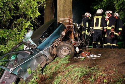 Bei diesem Unfall starb am Samstag ein Mensch, vier weitere Insassen wurden schwer verletzt.