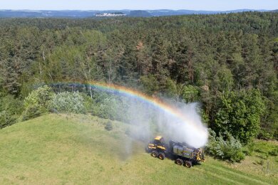 Mitarbeiter vom Staatsbetrieb Sachsenforst präsentieren ein geländegängiges Tanklöschfahrzeug zur Bekämpfung von Waldbränden.