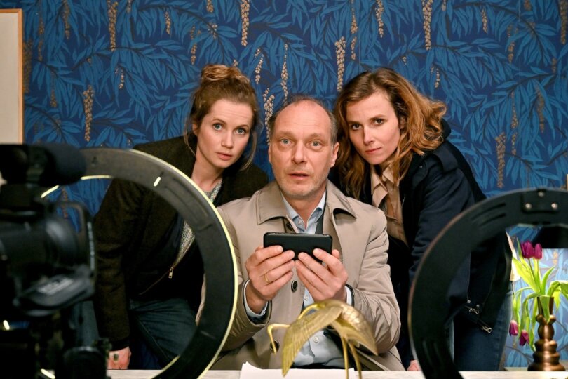 Cornelia Gröschel (rechts), Martin Brambach und Karin Hanczewski in "Das kalte Haus". 