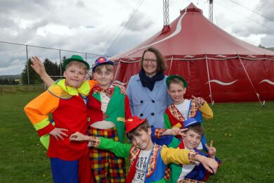 Schulleiterin Gabi Fröhlich mit der fünfköpfigen Clownsgruppe. Das Zirkuszelt konnte erst zwei Tage später als geplant auf dem Sportplatz in Bernsdorf aufgebaut werden.