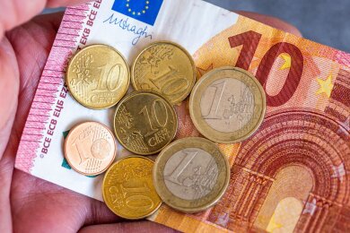 Linken-Chef Schirdewan fordert, den Mindestlohn von derzeit 12,41 Euro auf 15 Euro zu erhöhen.