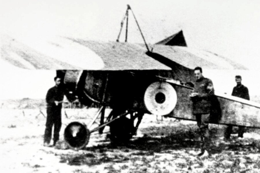 Die französische Morane-Saulnier ist das erste Militärflugzeug, bei dem ein Maschinengewehr direkt vor dem Piloten platziert ist. 