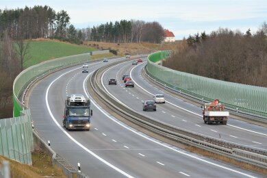 Der Verkehr auf Autobahnen wird von Anwohnern oft als störend empfunden. Deshalb werden entlang der Trassen. Lärmschutzwände gebaut, wie hier an der A 72 bei Penig. Muss auch in Rossau gehandelt werden.