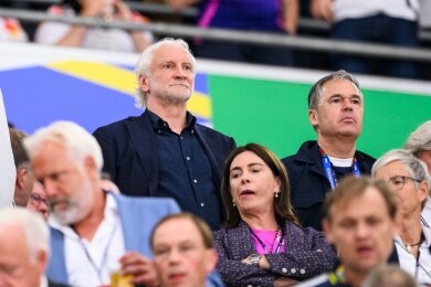 DFB-Sportdirektor Rudi Völler (l) und Andreas Rettig (r), Geschäftsführer Sport des DFB, sitzen beim EM-Auftaktmatch der DFB-Auswahl auf der Tribüne.