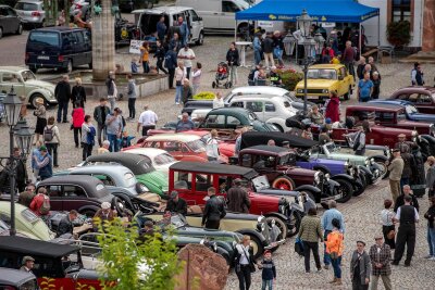 Jeder Oldie hat seine eigene Geschichte: Bei der Oldtimer-Rallye in Rochlitz am Sonnabend können sich Besucher diese Geschichten erzählen lassen. Manche reichen mehr als 100 Jahre zurück.