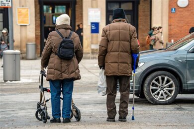 Senioren warten in München an einer Fußgängerampel. Wie geht es weiter mit dem Rentenpaket II? Die FDP will nachbessern und hat damit in der Koalition einen Streit vom Zaun gebrochen.