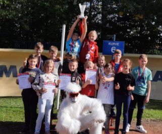 Das neue Maskottchen des Rennrodel-, Bob- und Skeletonverbandes freute sich mit den jungen Sportlern des ESV Lok Zwickau über den Pokalgewinn.