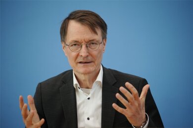 Karl Lauterbach (SPD), Bundesminister für Gesundheit, stellt am Mittwoch die Krankenhausreform in der Bundespressekonferenz vor.