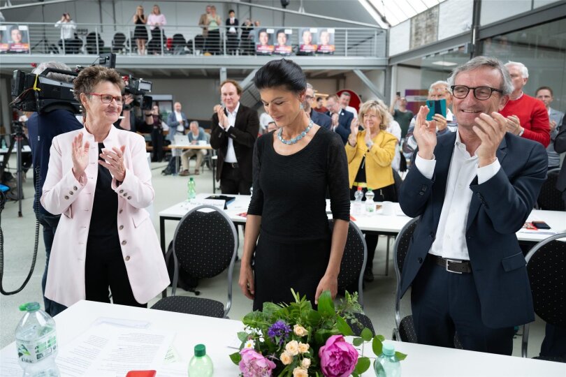 Sabine Zimmermann, Vorsitzende des BSW-Landesverbandes (links), und Sahra Wagenknecht beim Landesparteitag in Dresden im Mai.