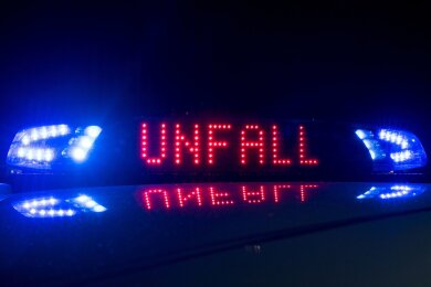 Das Blaulicht auf einem Fahrzeug der Polizei leuchtet in der Dunkelheit.