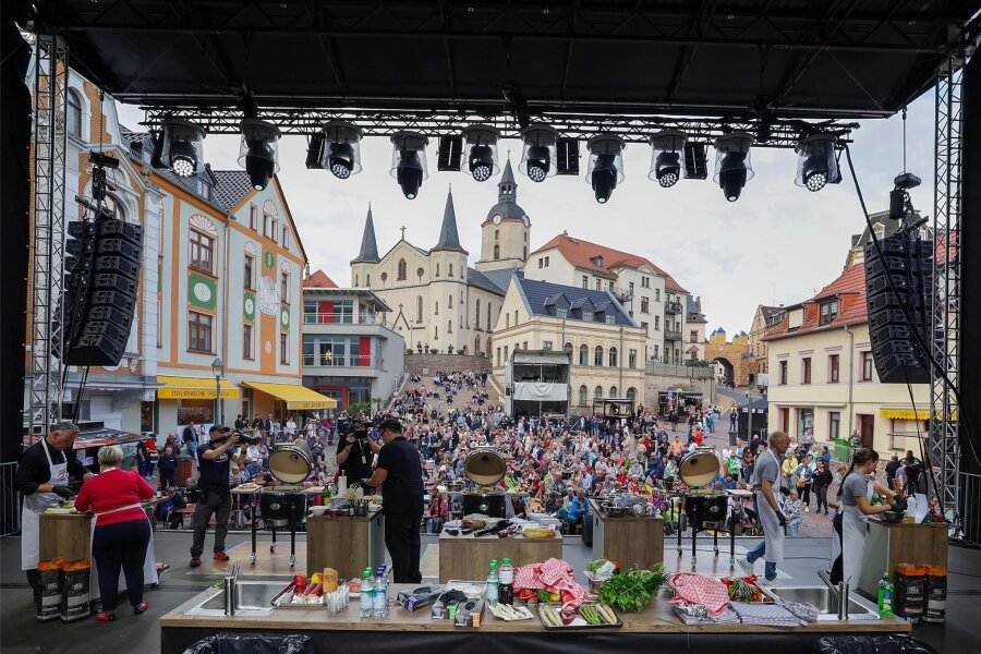 850 Jahre Meerane: Culinaria-Tag mit Starkoch Tarik Rose lockt rund 800 Besucher auf Teichplatz - Eine Küche auf der Teichplatz-Bühne. Hier fand am Mittwoch vor 800 Besuchern das Kochduell statt.