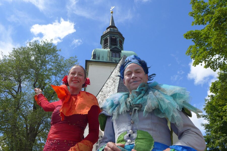850 Jahre Wiederau: So viel fürs Auge gibt es beim dreitägigen Fest - Stolzierten als Fabelwesen über das Festgelände in Wiederau: Das Theater Oberon aus Leipzig mit Rubinia, der Blütenelfe (Patricia Ludwig) und Azul, dem Traumelf (Tomas Zenker).