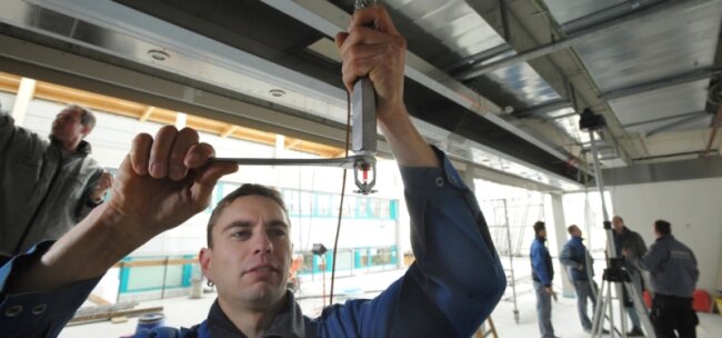 850 Sprinkler fürs Justizzentrum - 
              <p class="artikelinhalt">René Fühmann baut eine Sprinkleranlage in einer neuen Halle der Komsa in Hartmannsdorf ein.</p>
            