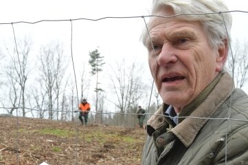8500 neue Bäume: Vom Kahlschlag zum Klimaschutzwald - Forstwirt Reinhard Müller-Schönau hat Albrecht von Schönberg beraten.