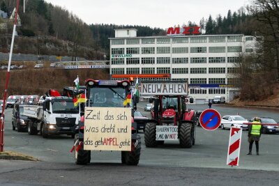86 Fahrzeuge beteiligen sich an Protestaktion der Bürgerinitiative „So geht Erzgebirge-Widerstand“ in Zschopau - Zum Autokorso gehörten auch vier Traktoren mit klaren Botschaften sowie mehrere Lkw und Kleintransporter.
