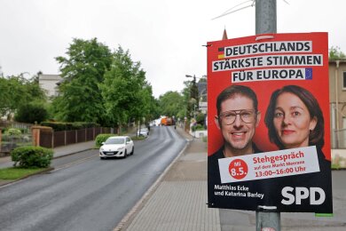 In Meerane - wie hier an der Äußeren Crimmitschauer Straße - wird auf vielen Plakaten der Besuch von Matthias Ecke angekündigt. Der SPD-Mann liegt nach einer brutalen Attacke im Krankenhaus.