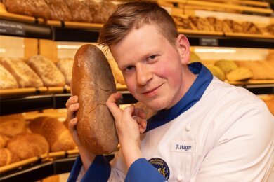 Er spricht nicht mit dem Brot, aber er versteht es: Toni Hager aus der Bäckerei von Tobias Nönnig in Ehrenfriedersdorf ist der erste Brotsommelier im Erzgebirge. Die Ausbildung dazu hat ihn auch mit einem anderen Experten seines Faches zusammengeführt: Starkoch Johann Lafer.