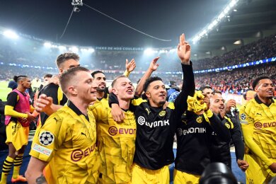Dortmunds Spieler feiern mit den mitgereisten Fans den Sieg.
