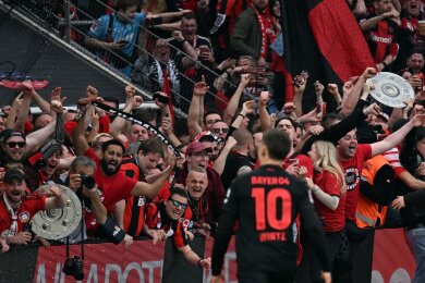 Der neue deutsche Fußball-Meister Bayer Leverkusen feiert am 26. Mai mit seinen Fans.