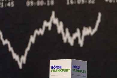 Die Kurve des deutschen Aktienindex (DAX) zeigt nach oben. Die Deutsche Börse hat im ersten Quartal 2024 deutlich mehr verdient als erwartet.
