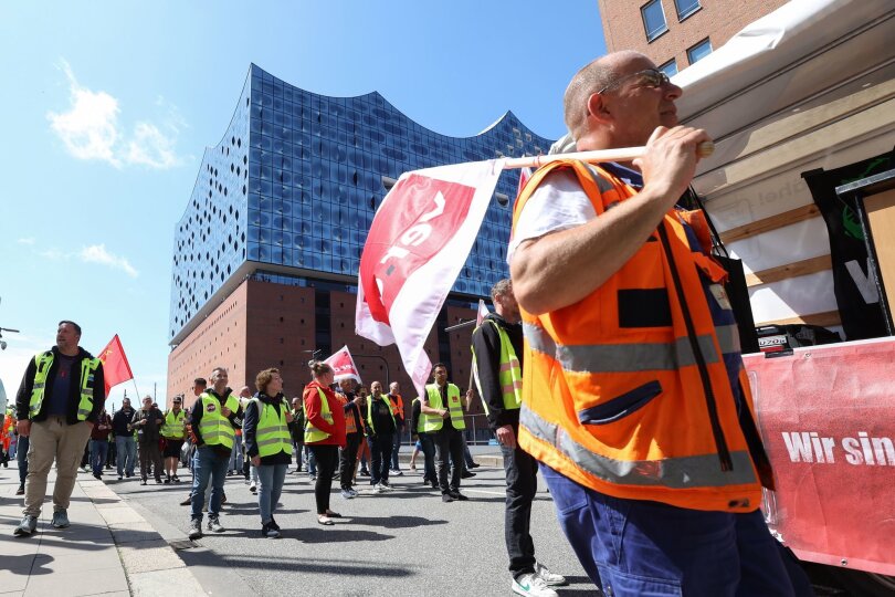 Vorbei an der Elbphilharmonie ziehen streikende Hafenarbeiter durch Hamburg. Verdi rief die Seehafen-Beschäftigten aus mehreren Städten zu einer zentralen Demonstration in Hamburg auf. Ihr Anliegen: Höhere Löhne und Schichtzuschläge.