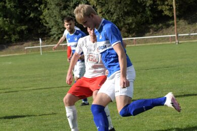 Niklas Herold (vorn) vom VfB Empor Glauchau erzielte am Samstag sein erstes Landesliga-Tor. 