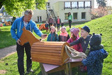 Hausmeister René Mrasek baut Holzpferde für einen naturnahen Garten in der Kita „Zwergenland“ auf.