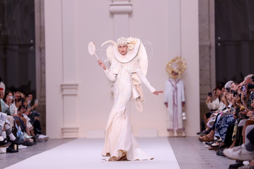 Während der alljährlichen Pariser Fashion Week stellen Designer aus aller Welt ihre neuen Kreationen vor. Hier präsentiert Anna Cleveland einen Look für eine neue Thom Browne Haute Couture Kollektion.