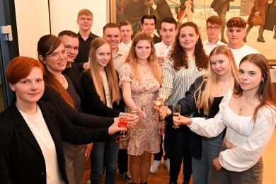 Zum Empfang der besten Absolventen von Oberschule und Frankenberger Gymnasium im Rathaus in Hainichen wurde auch mit (alkoholfreiem) Sekt angestoßen.