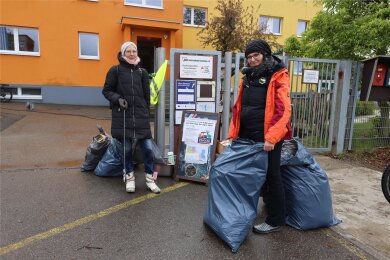 Linda Stiller (links) liefert ihren Sack mit dem gesammelten Müll am Stützpunkt Kuschelkiste ab. Susann Gläßer zeigte sich mit der Resonanz zum Frühjahrsputz zufrieden.