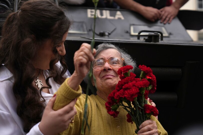 Die 90-jährige Celeste Caeiro hält einen Strauß rote Nelken bei den Feierlichkeiten zum 50. Jahrestag der "Nelkenrevolution" in Lissabon.