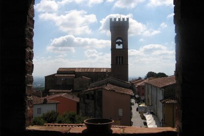 So schön ist Montecarlo: Blick aus der Festung auf den Turm der Kirche Sant Andrea und die Via Roma.