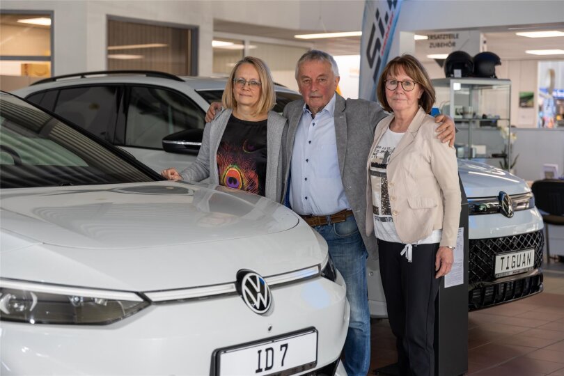 Kathrin Nethel (links) übernimmt das Autohaus von ihren Eltern Jürgen und Ingrid Meinhold. Mit 75 Mitarbeitern ist das familienbetriebene Unternehmen schon ein beachtlicher Arbeitgeber in der Stadt.