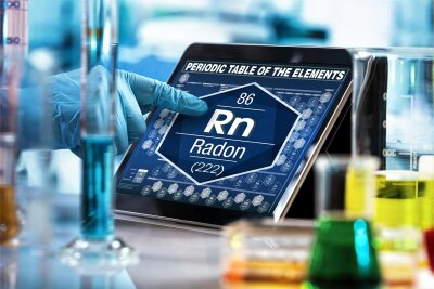Radon ist ein geruch- und geschmacksneutrales Edelgas. Am Ende des Zerfallsprozesses bleibt Blei, dass sich in der Lunge anreichert.