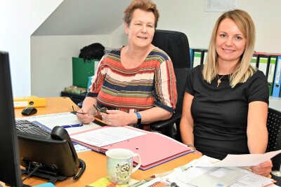 Uta Neumann (l.) wird Karin Brandt im Rathaus Hainichen als neue Hauptamtsleiterin einarbeiten.