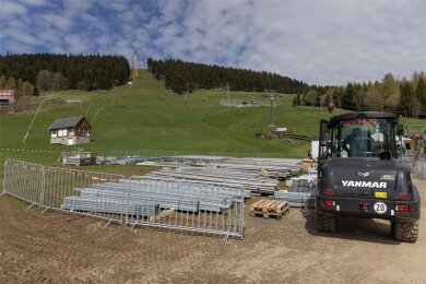 An der Talstation der Vierersesselbahn am Fichtelberg lagerte Mitte April bereits das Material für den Alpine Coaster sowie für den Adventure Jump and Slide Park. Dann fiel Schnee und die Aufbauarbeiten gerieten ins Stocken.
