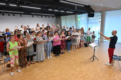 Die Singakademie Chemnitz mit ihrem künstlerischen Leiter Andreas Pabst bei einer Probe.