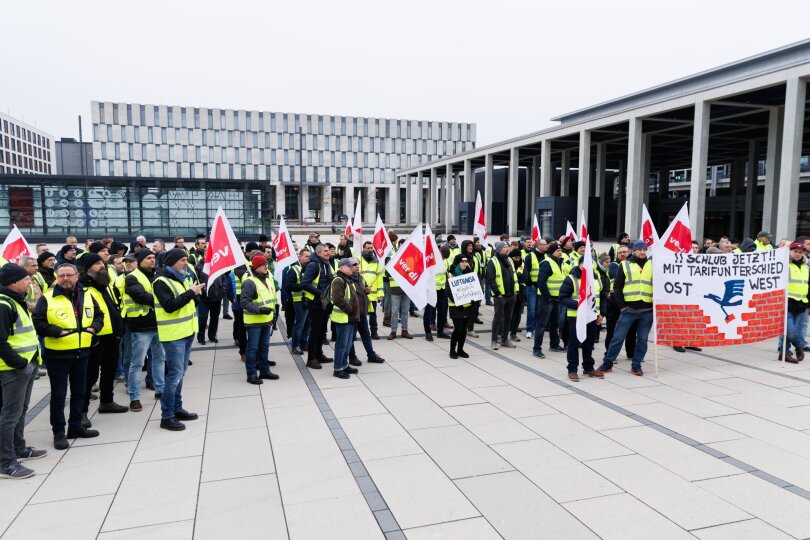 Mitarbeiter der Unternehmenssparte Lufthansa Technik demonstrieren vor der Abflughalle im Terminal 1 des Flughafens BER.