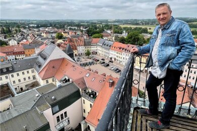 "Freie Presse" war dabei, als Pfarrer Jörg Hänel zum Abschied von Frankenberg auf den Turm der St.-Aegidien-Kirche kletterte.