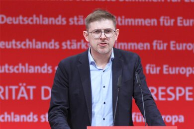 Matthias Ecke, hier auf dem Europaparteitag der SPD im Januar in Berlin, wurde in Dresden beim Aufhängen von Wahlplakaten angegriffen und schwer verletzt.