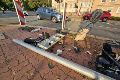 Zerstörte Ampel nach dem Unfall am Dittrichplatz in Plauen.