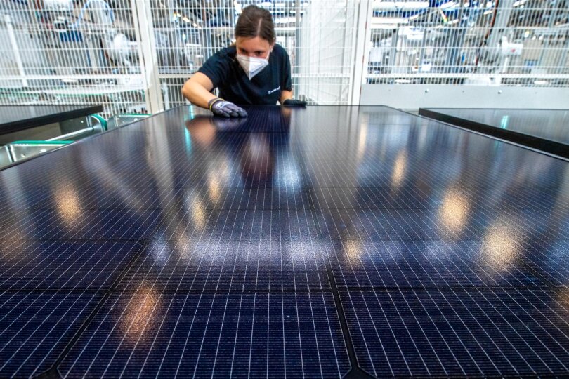 Setht die Solarmodul-Produktion bei Meyer Burger in Freiberg endgültig vor dem Aus? Das Archivfoto zeigt eine Mitarbeiterin bei der Endkontrolle von Modulen, die in Freiberg hergestellt wurden.