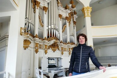 Auf den ersten Blick ist die Zschopauer Orgel, die Kantorin Carola Kowal-Jurke regelmäßig spielt, ein echtes Prachtstück.